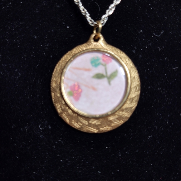 Vintage Round Gold Tone Photo Frame Pendant Charm Necklace - Picture 12 of 14